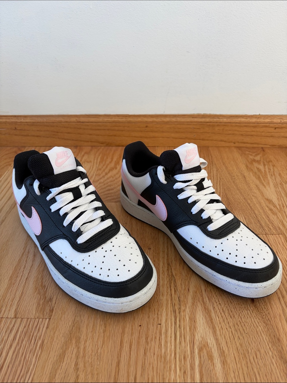Nike Low-Top Sneakers in White, Black & Light Pink